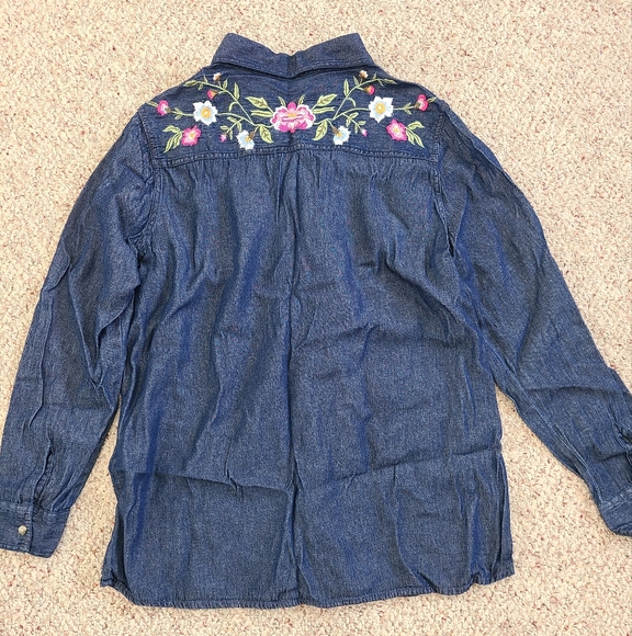 🔥 Collections Etc. Embroidered Denim Button Down Blouse Size XL - Picture 7 of 8